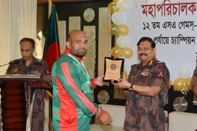 বিজয়ীদের হাতে ক্রেস্ট ও প্রাইজমানি তুলে দেন বিজিবি&rsquo;র মহাপরিচালক মেজর জেনারেল আজিজ আহমেদ