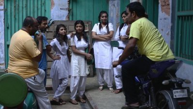 নাটকের একটি দৃশ্যে মাজনুন মিজান ও অন্যরা।