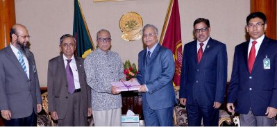 মঙ্গলবার বঙ্গভবনে রাষ্ট্রপতি মো. আবদুল হামিদের কাছে ২০১৫ সালের বার্ষিক প্রতিবেদন পেশ করেন আইন কমিশনের চেয়ারম্যান বিচারপতি এ বি এম খায়রুল হক। ছবি- পিআইডি
