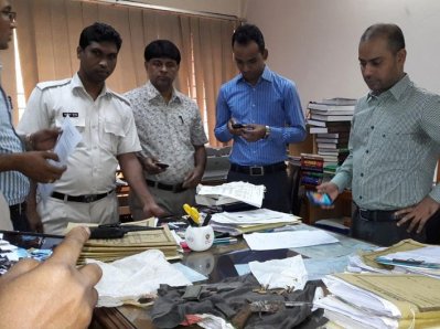 বেনাপোল থেকে ২টি পিস্তল ও ম্যাগজিনসহ ১২ রাউন্ড গুলি জব্দ