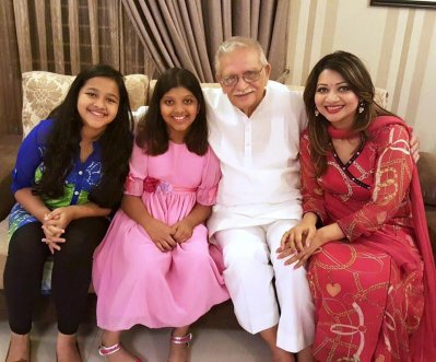 গুলজারের সঙ্গে আঁখি ও তার দুই কন্যা।