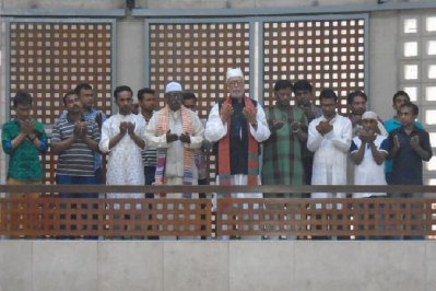 বঙ্গবন্ধুর মাজারে মোনাজাত করছেন কাদের সিদ্দিকী