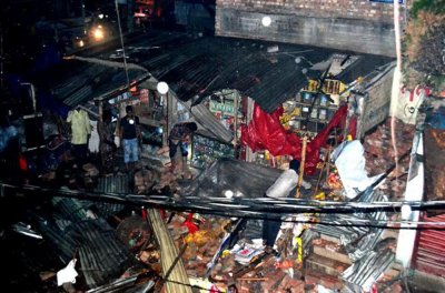 ভুলতায় নবনির্মিত নূরজাহান প্লাজা ভবনের ৪তলা ফ্লোর থেকে কাঁচা দেয়াল ধসে নিচে পড়ে একটি মসলার দোকানে
