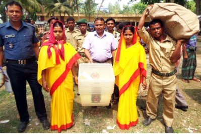 সোনাতলায় পৌঁছে যাচ্ছে নির্বাচনি সরঞ্জাম