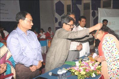 প্রতিযোগিতায় এক বিজয়ীকে পদক পরিয়ে দিচ্ছেন পররাষ্ট্র প্রতিমন্ত্রী