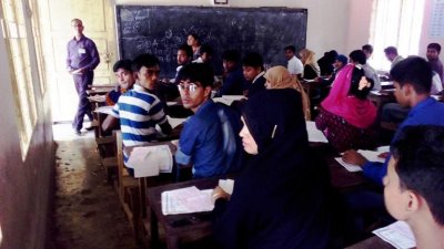 রাজাপুর আদাখোলা মাধ্যমিক বিদ্যালয় পরীক্ষা কেন্দ্রে প্রকাশ্য নকলের চিত্র-২