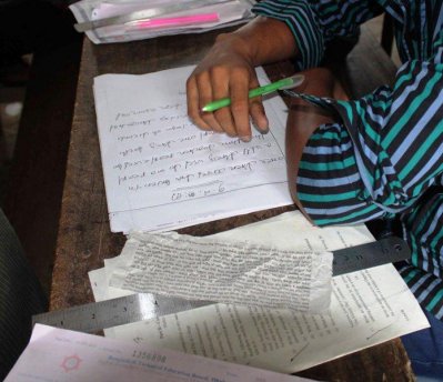 রাজাপুর আদাখোলা মাধ্যমিক বিদ্যালয় পরীক্ষা কেন্দ্রে প্রকাশ্য নকলের চিত্র-&lsquo;