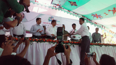 পুরস্কার নিচ্ছেন উপজেলার নির্বাহী অফিসার মানোয়ার হোসেন মোল্লা