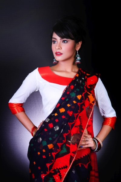 বৈচিত্র্যময় ব্লাউজ 