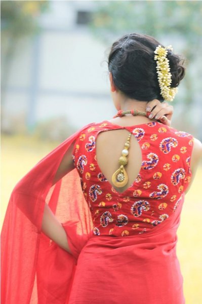 বৈচিত্র্যময় ব্লাউজ 