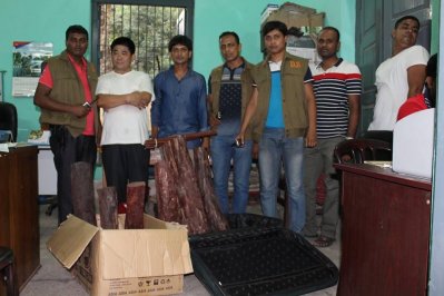 সাতক্ষীরায় ভারতীয় চন্দন কাঠসহ চীনা নাগরিক আটক
