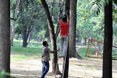 রমনা বটমূলে সিসি ক্যামেরা স্থাপনের কাজ চলছে