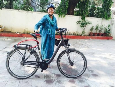 কণ্ঠশিল্পী সামিনা চৌধুরীর বাসার নিচে মুনমুন আহমেদ।