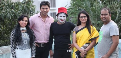 বাঁ থেকে তামান্না, তানভীর, নিথর মাহবুব, রিচি সোলায়মান এবং সাখাওয়াৎ মানিক।