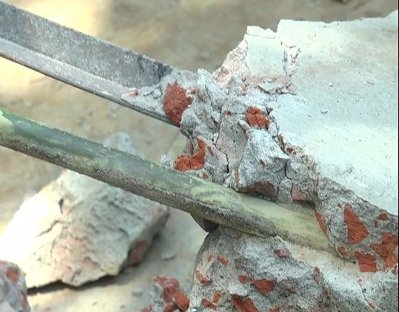 গাইবান্ধার শৌচাগারে রডের বদলে বাঁশ