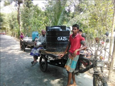 দাকোপে সুপেয় পানির সঙ্কট তাই প্রতিদিন বহুদূর থেকে পানি সংগ্রহে আসতে হয় গ্রামবাসীকে
