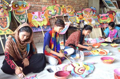 নানা রঙের মুখোশ তৈরি করছে চারুকলার শিক্ষার্র্থীরা