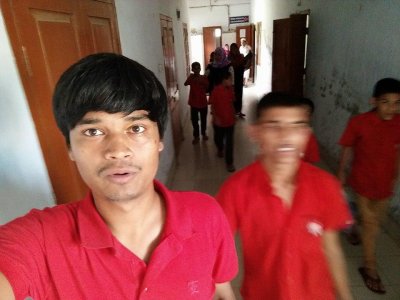 কেন্দ্রের ভেতরে