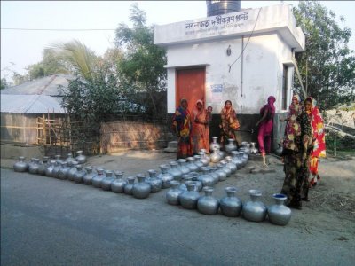 সার বেঁধে রাখা হয়েছে কলসি। পানি ভরে বাড়ি নিয়ে যাওয়ার অপেক্ষায় পল্লীবধূরা