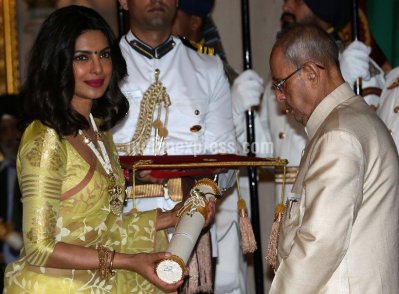 রাষ্ট্রপতির কাছ থেকে পদ্মশ্রী পুরস্কার গ্রহণ করছেন প্রিয়াঙ্কা চোপড়া।