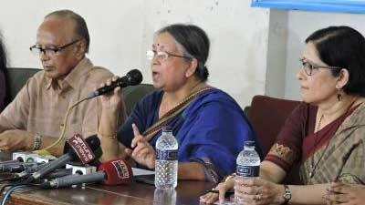 বক্তব্য দিচ্ছেন সুলতানা কামাল