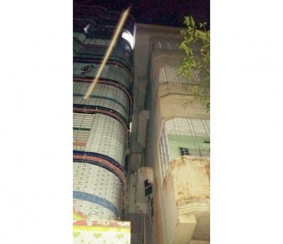 ভূমিকম্পে একটি চারতলা ভবন হেলে পড়েছে পাশের একটি ছয়তলা ভবনের ওপর