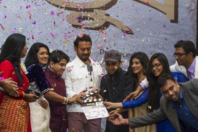 &lsquo;ডুব&rsquo; ছবির মহরতে। ছবি: সাজ্জাদ হোসেন