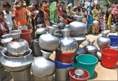 পানি সংগ্রহের অপেক্ষায় ওরা
