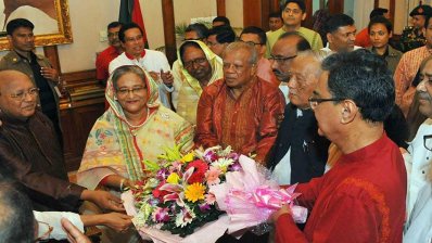 দলীয় নেতাকমীরা প্রধানমন্ত্রীকে ফুল দিয়ে শুভেচ্ছা জানান