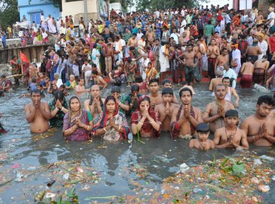 নারায়ণগঞ্জে অষ্টমী স্নানোৎসবে লাখো মানুষের ঢল