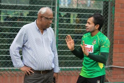 মুশফিকের সঙ্গে বেশ খানিকক্ষণ ধরে কথা বলেছেন সবার প্রিয় ফাহিম স্যার।