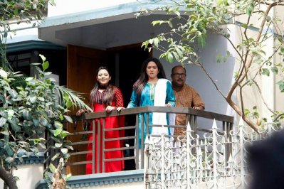 `চুপ, ভাই কিছু ভাবছে&rsquo; নাটকের দৃশ্যের তারিন ও তানজিকা