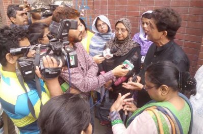 ছাত্র নির্যাতন প্রসঙ্গে মিডিয়ার সঙ্গে কথা বলছেন ড. আবুল বারাকাত