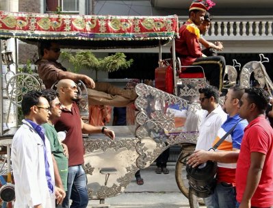 `চুপ, ভাই কিছু ভাবছে&rsquo; নাটকের দৃশ্যে মোশাররফ করিম