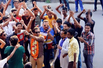 `চুপ, ভাই কিছু ভাবছে&rsquo; নাটকের দৃশ্যে মোশাররফ করিম