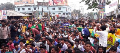 জেলার দাবিতে বিরামপুরে সকাল-সন্ধ্যা ধর্মঘট চলছে