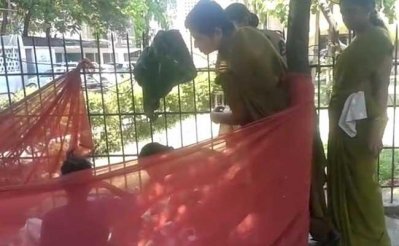 হায়দ্রাবাদে ব্যস্ত সড়কে নারী পুলিশের সহযোগিতায় শিশুর জন্ম