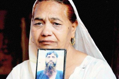 কৃপালের ছবি হাতে তার স্বজন