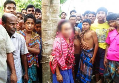 গাছের সঙ্গে বেঁধে রাখা হয়েছে বিধবা নারীকে