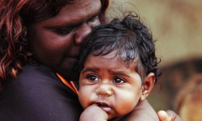 মায়ের কোলে আদিবাসী শিশু