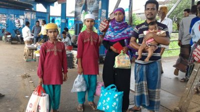 বরিশালে লঞ্চ ধর্মঘটের ফলে দুর্ভোগে মানুষ