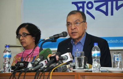 সংবাদ সম্মেলনে টিআইবির নির্বাহী পরিচালক ড. ইফতেখারুজ্জামান