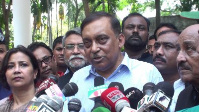 টাঙ্গাইলে সাংবাদিকদের প্রশ্নের জবাব দিচ্ছেন স্বরাষ্ট্রমন্ত্রী আসাদুজ্জামান খাঁন কামাল