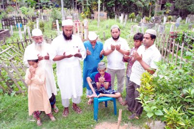 কবর জিয়ার করছে জারিফ