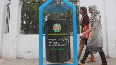 ফুটপাতে স্থাপন করা ডাস্টবিন
