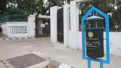 ফুটপাতে স্থাপন করা ডাস্টবিন