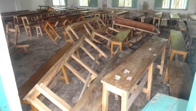 কক্ষের ভেতর পরীক্ষার্থীর তাণ্ডব