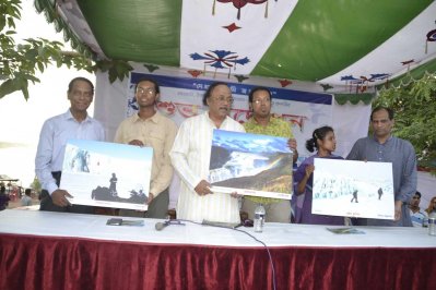 এভারেস্ট জয়ী তিন সহযাত্রীর আলোকচিত্র প্রদর্শনী উদ্বোধন করছেন এএইচএম খায়রুজ্জামান লিটন