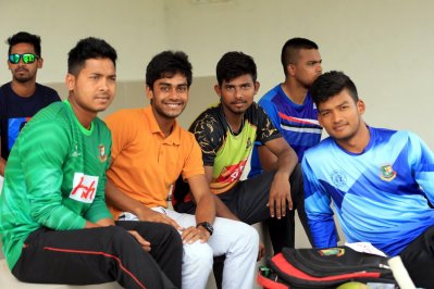 অনূর্ধ্ব-১৯ সতীর্থদের সঙ্গে মিরাজ 