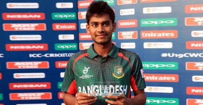 অনূর্ধ্ব-১৯ বিশ্বকাপের টুর্নামেন্ট সেরার পুরস্কার হাতে মেহেদী হাসান মিরাজ
